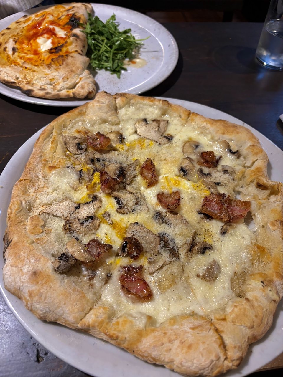 Pizza blanca con champiñones y panceta, masa fina y crujiente
