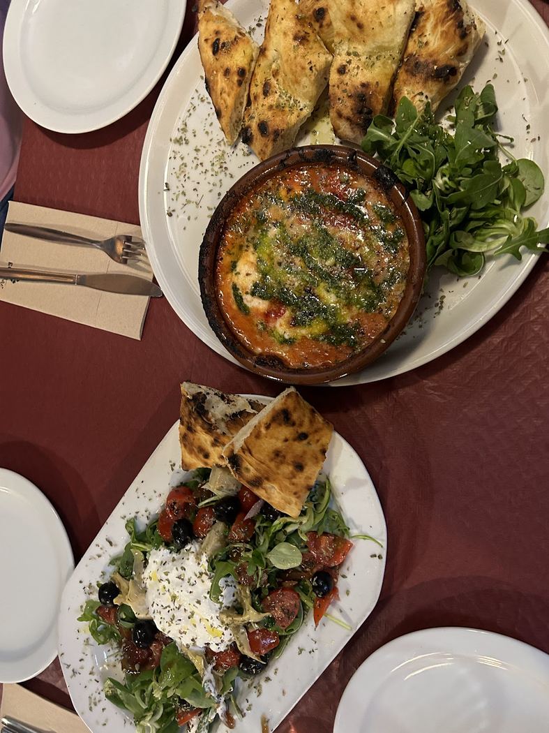 Trio para compartir: parmigiana, focaccia y ensalada con burrata